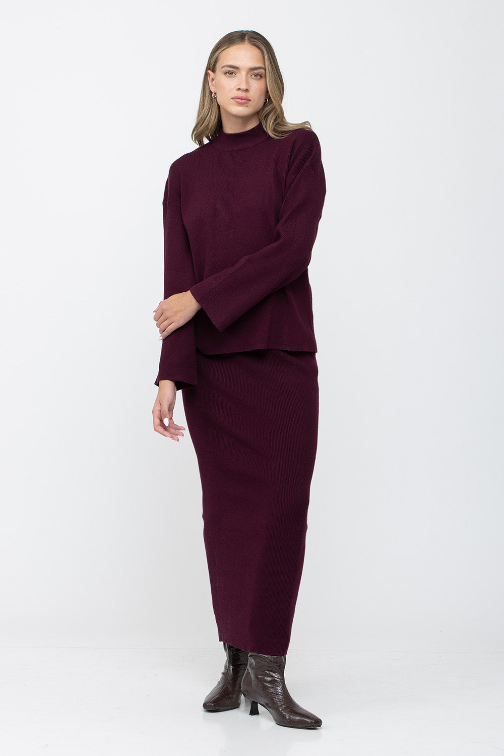 סט סריג צנוע בצבע בורדו