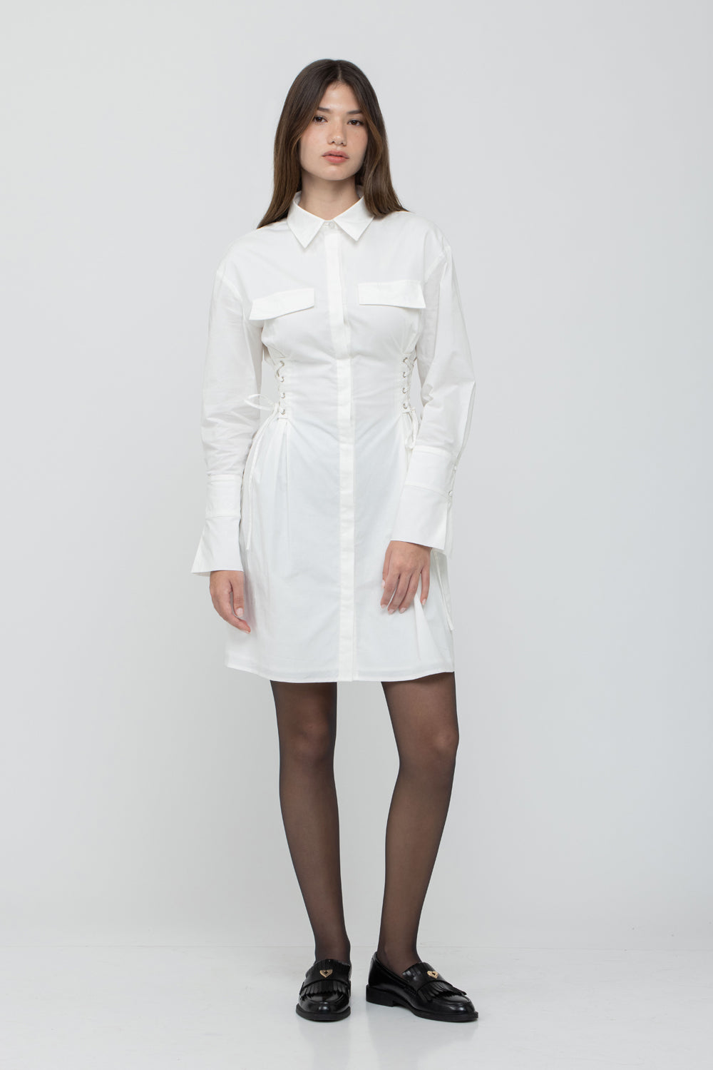 שמלה צנועה מכופתרת בצבע לבן