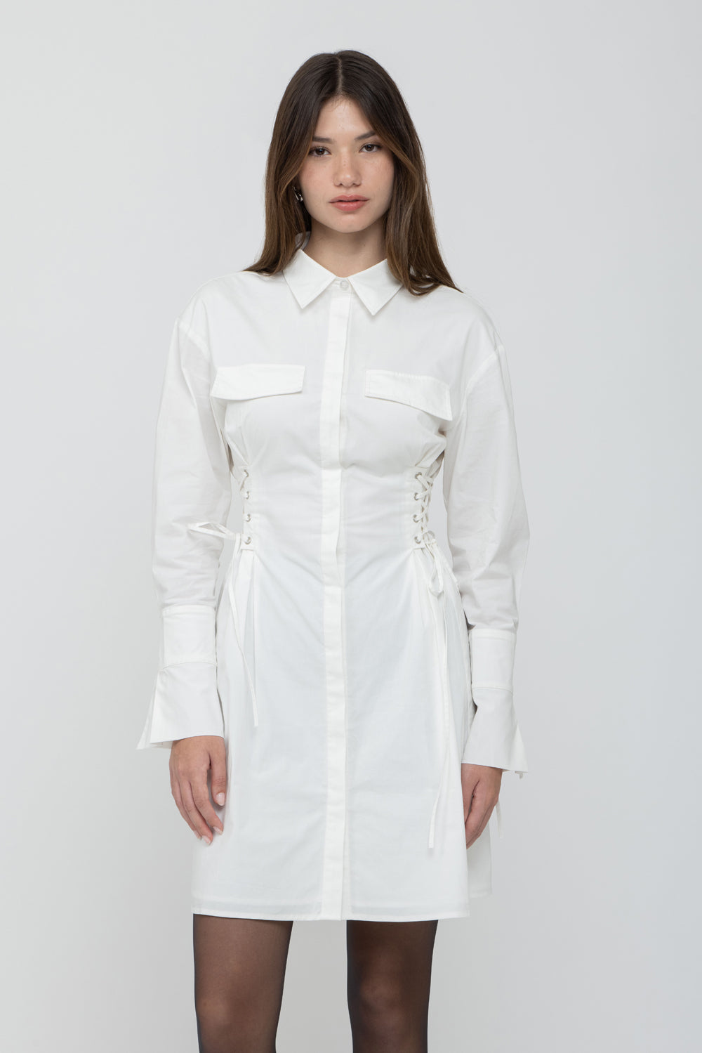 שמלה צנועה מכופתרת בצבע לבן