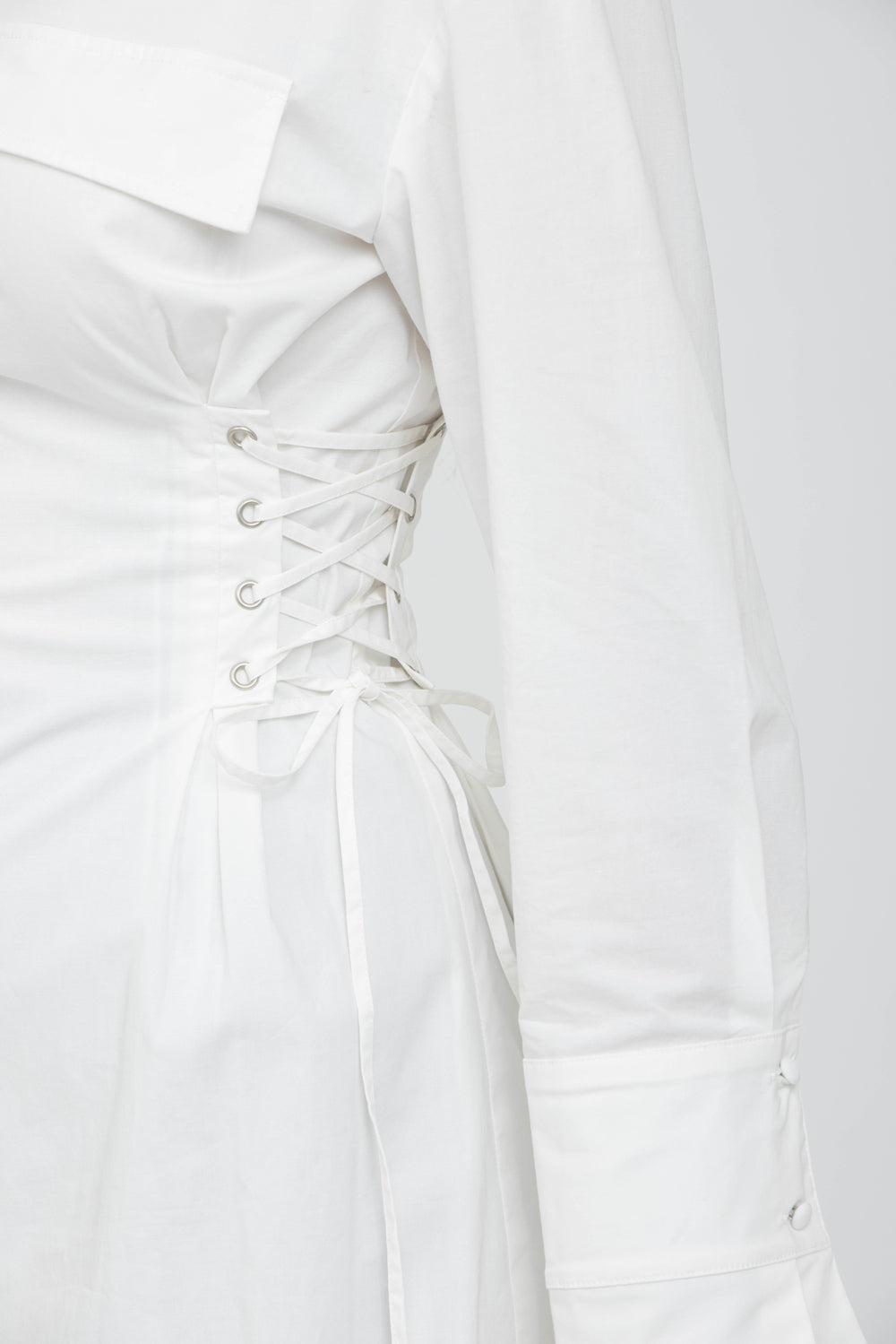 שמלה צנועה מכופתרת בצבע לבן