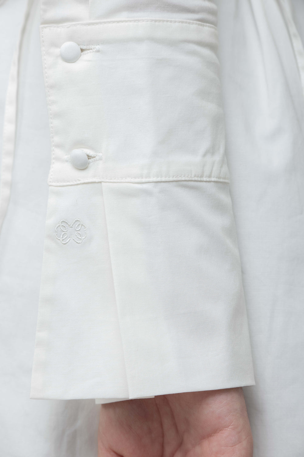 בד של שמלה צנועה מכופתרת בצבע לבן