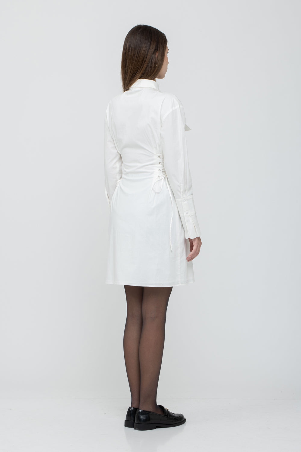 שמלה צנועה מכופתרת בצבע לבן