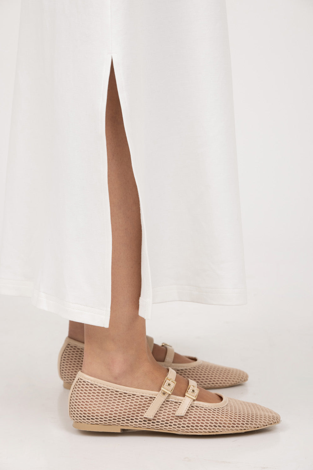 שמלת טישרט צנועה בצבע לבן