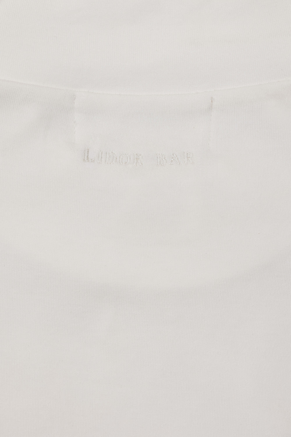 בד של שמלת טישרט צנועה בצבע לבן