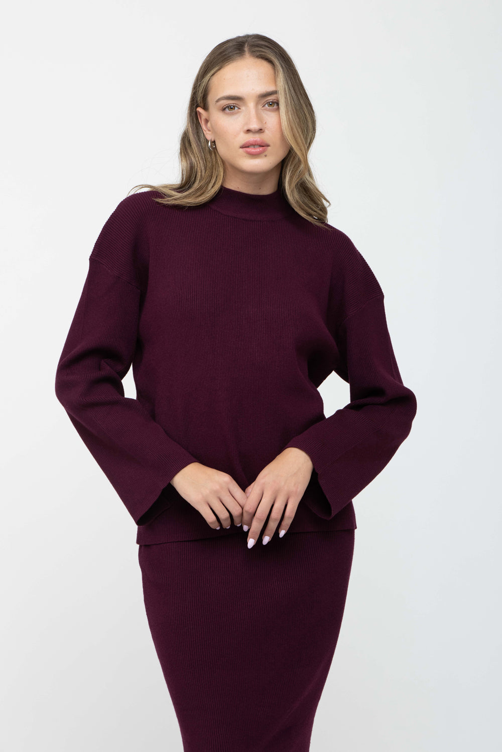 סט סריג צנוע בצבע בורדו